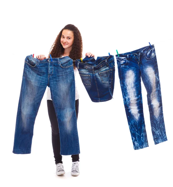 Denim giysileri asılı — Stok fotoğraf