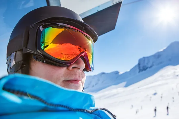 Esquiador montando un telesilla — Foto de Stock