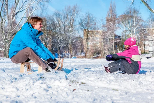 Папа и дочь в зимнем парке — стоковое фото