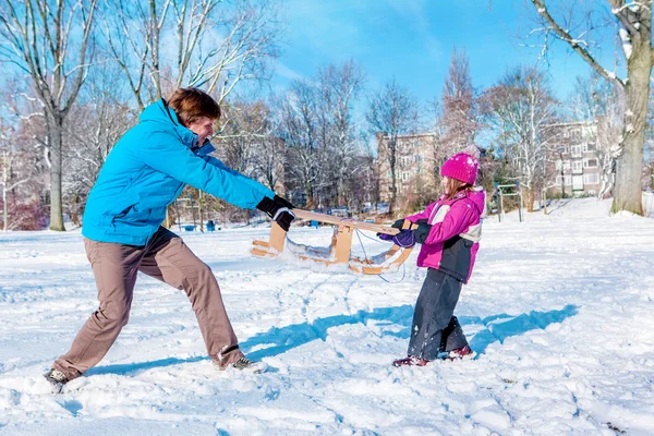 Dad daughter pulling sledges — Stock Photo, Image