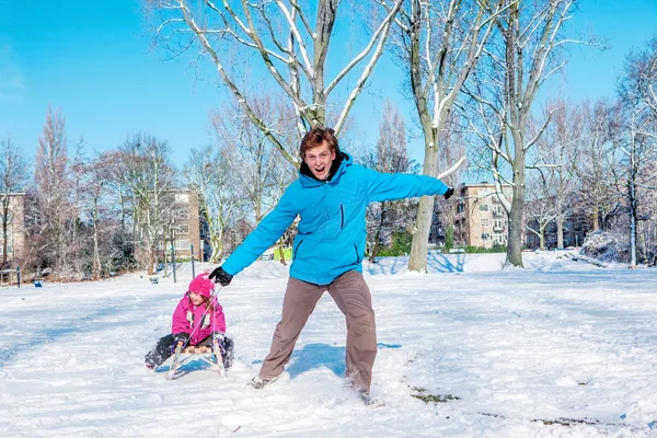 Otec a dcera ve winter parku — Stock fotografie