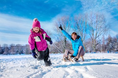 kızakları çekerek çocuk