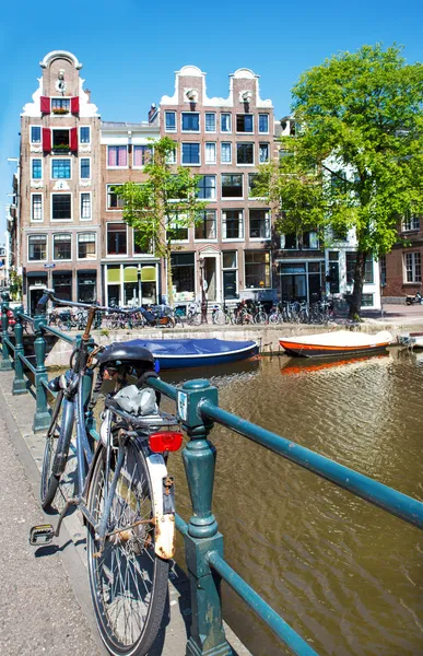 Vélo sur le pont d'Amsterdam — Photo