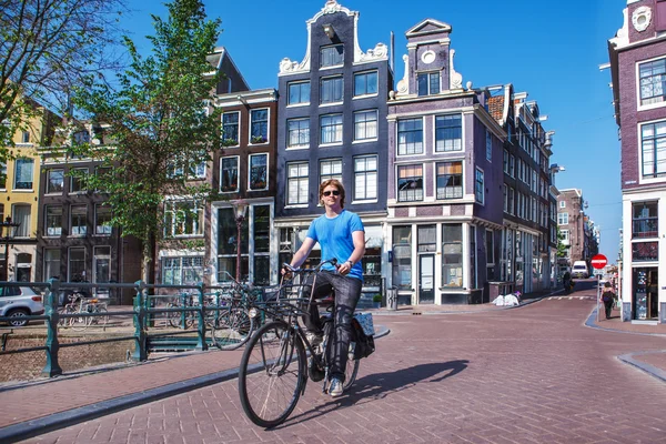 Homme en vélo à Amsterdam — Photo