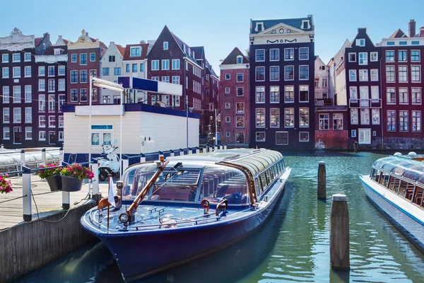 Amsterdam huizen en boten — Stockfoto