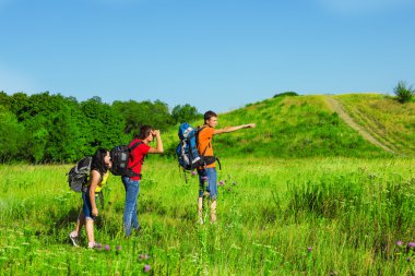 alan gözlemleyerek backpackers
