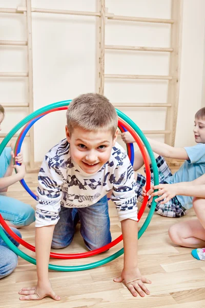 Jongen kruipen — Stockfoto