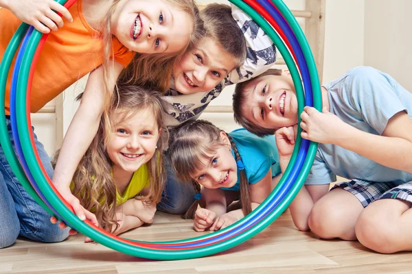 Vijf vrolijke kinderen — Stockfoto