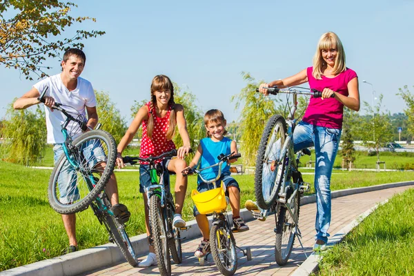 Famiglia andare in bicicletta — Foto Stock