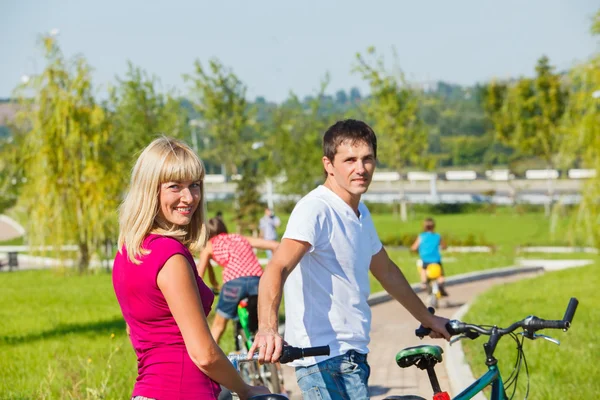 Rodzice się na rowerze — Zdjęcie stockowe