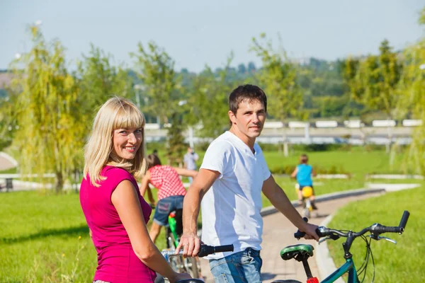 Padres disfrutando del ciclismo — Foto de Stock