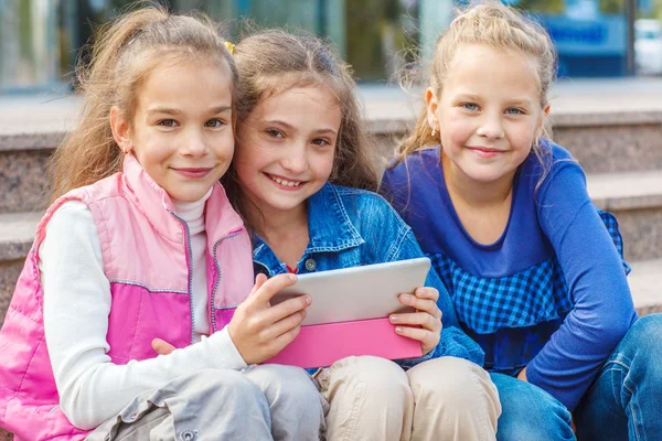 Vrolijke vrienden met een elektronische tablet — Stockfoto