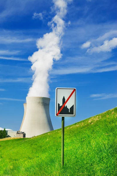 Атомная электростанция — стоковое фото