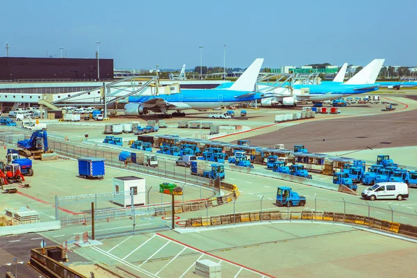 Entretien des camions et des avions à l'aéroport — Photo