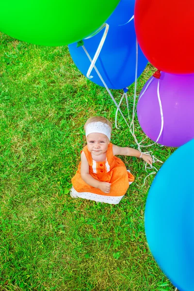 Menina segurando balões — Fotografia de Stock