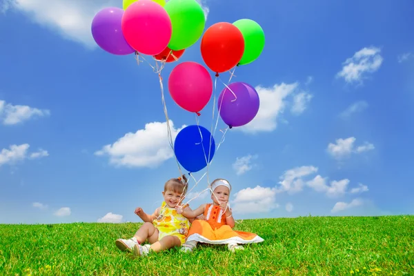 Amici del bambino sotto palloncini — Foto Stock