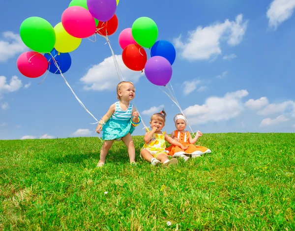 Niños pequeños en globo —  Fotos de Stock