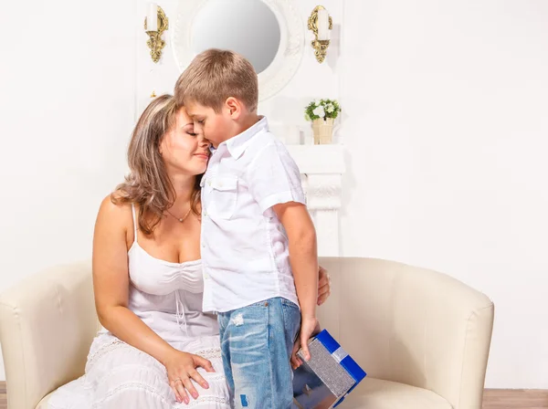 Ragazzo che abbraccia sua madre — Foto Stock