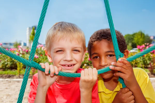 Веселые мальчики на детской площадке — стоковое фото