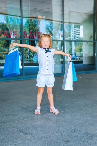 Peschool girl in front of the shopping center — Stock Photo, Image