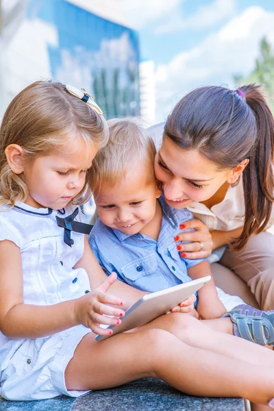 Mother and two little siblings — Stock Photo, Image