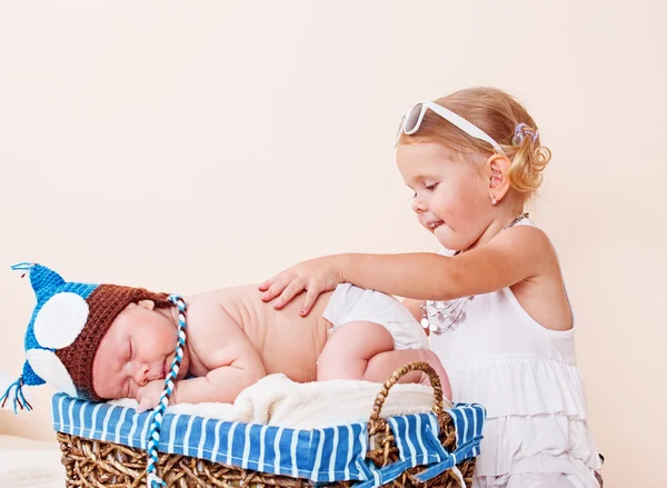 Lindo bebé y niño pequeño — Foto de Stock