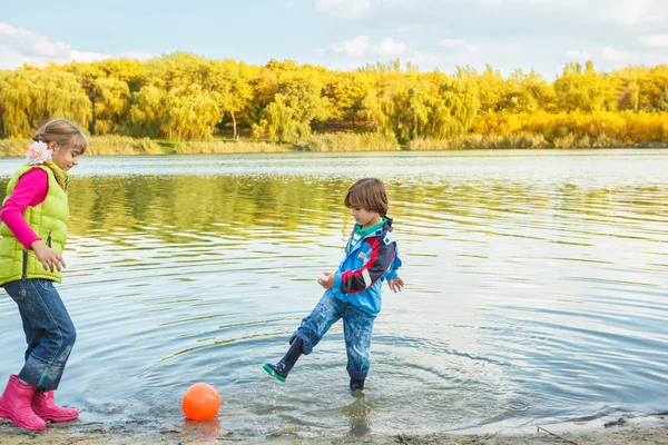 Брат и сестра играют с мячом — стоковое фото