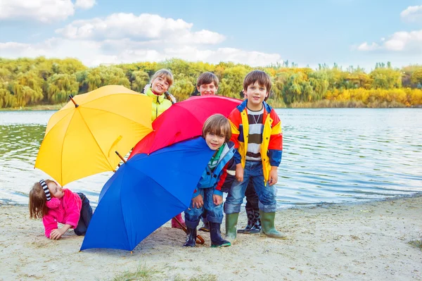 Hinter Regenschirmen — Stockfoto