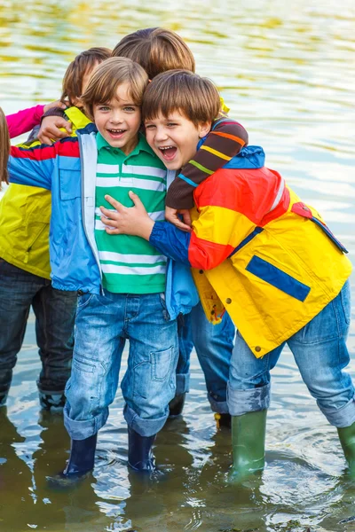 Vrienden in regen gear — Stockfoto