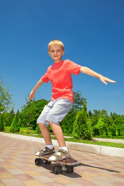 Estudante de skate — Fotografia de Stock