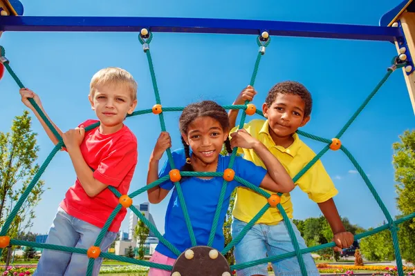 Friends climbing the net — Stock Photo, Image