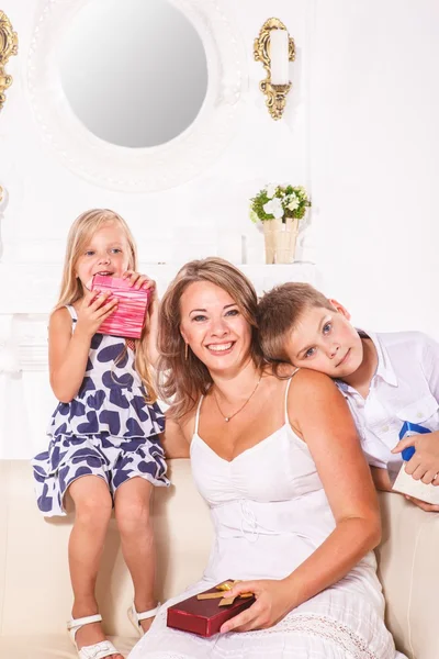 Krásná matka a děti — Stock fotografie
