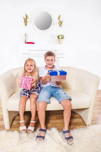 Siblings in a living room — Stock Photo, Image