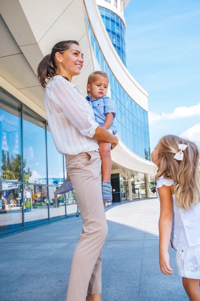 Mujer de negocios con dos hijos —  Fotos de Stock