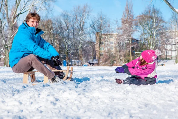 Dad and kid in a snowy park — Stock Photo, Image
