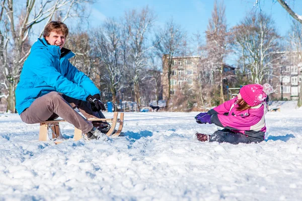 Papà e bambino in un parco innevato — Foto Stock