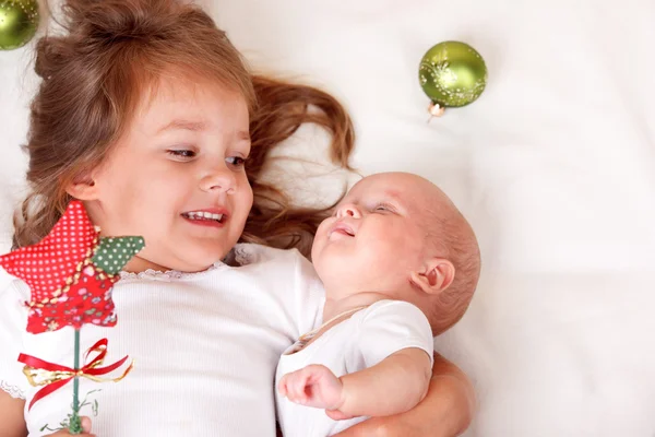 Sorella con neonato — Foto Stock
