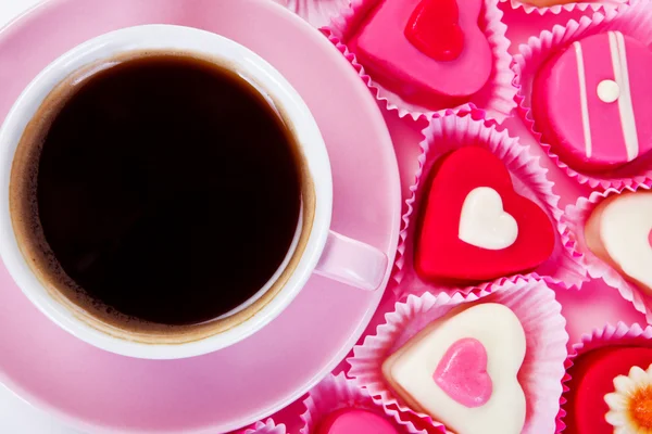 Taza rosa con dulces — Foto de Stock