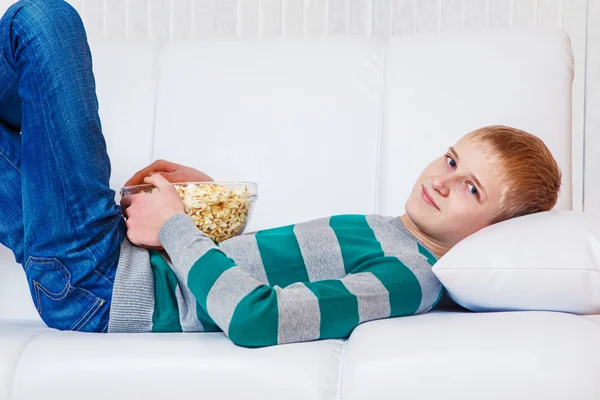 Tiener met popcorn — Stockfoto