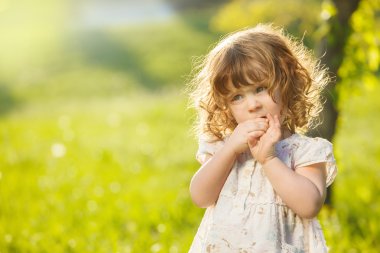 düşünceli bebek kız