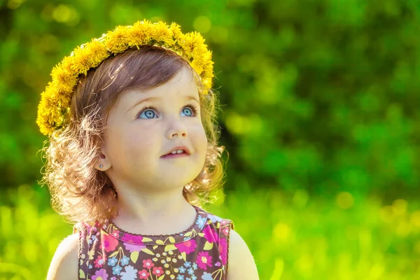 Fille avec couronne de tête jaune sur — Photo