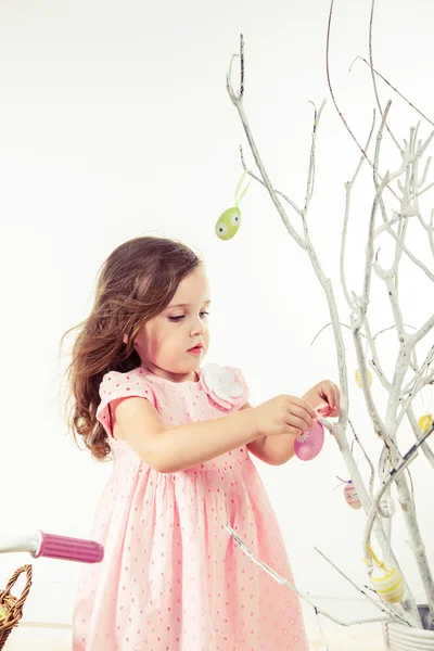 Ragazza decorazione rami primavera — Foto Stock