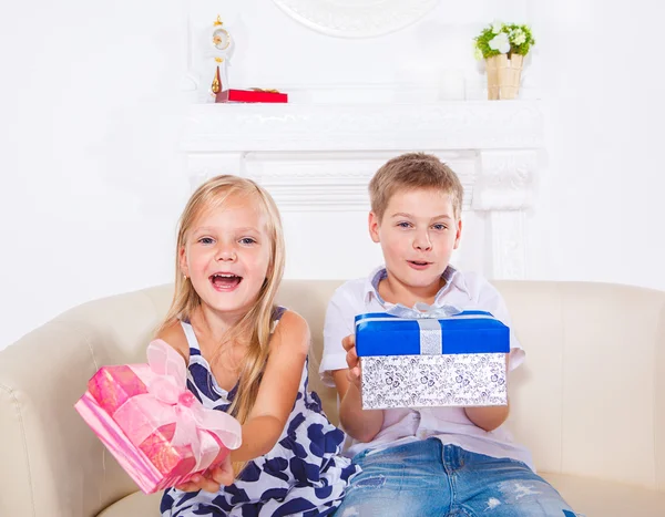 Frère et sœur avec des cadeaux — Photo