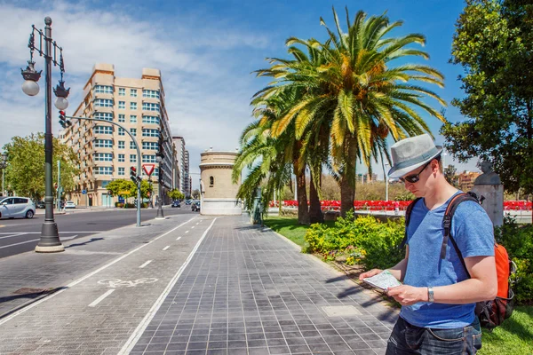 Turista maschio con mappa — Foto Stock