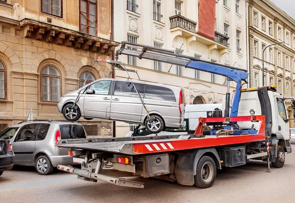 Carro estacionado ilegalmente — Fotografia de Stock