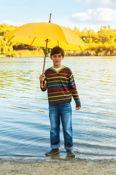 Junge in Regenstiefeln — Stockfoto