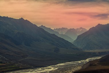 Karanlık Himalaya dağlarında