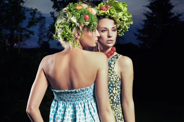 Duas mulheres com estilo de cabelo eco — Fotografia de Stock