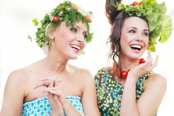 Adorables jeunes femmes avec des coiffures de légumes — Photo