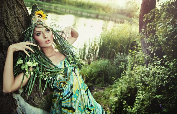 Retrato de uma mulher de beleza sobre fundo da natureza — Fotografia de Stock